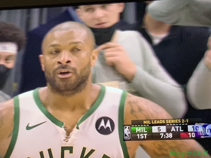 激烈！PJ-塔克开场4分半衣领便被扯破