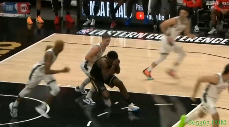 卡佩拉抢篮板时被梅里尔打到面部 已返回更衣室