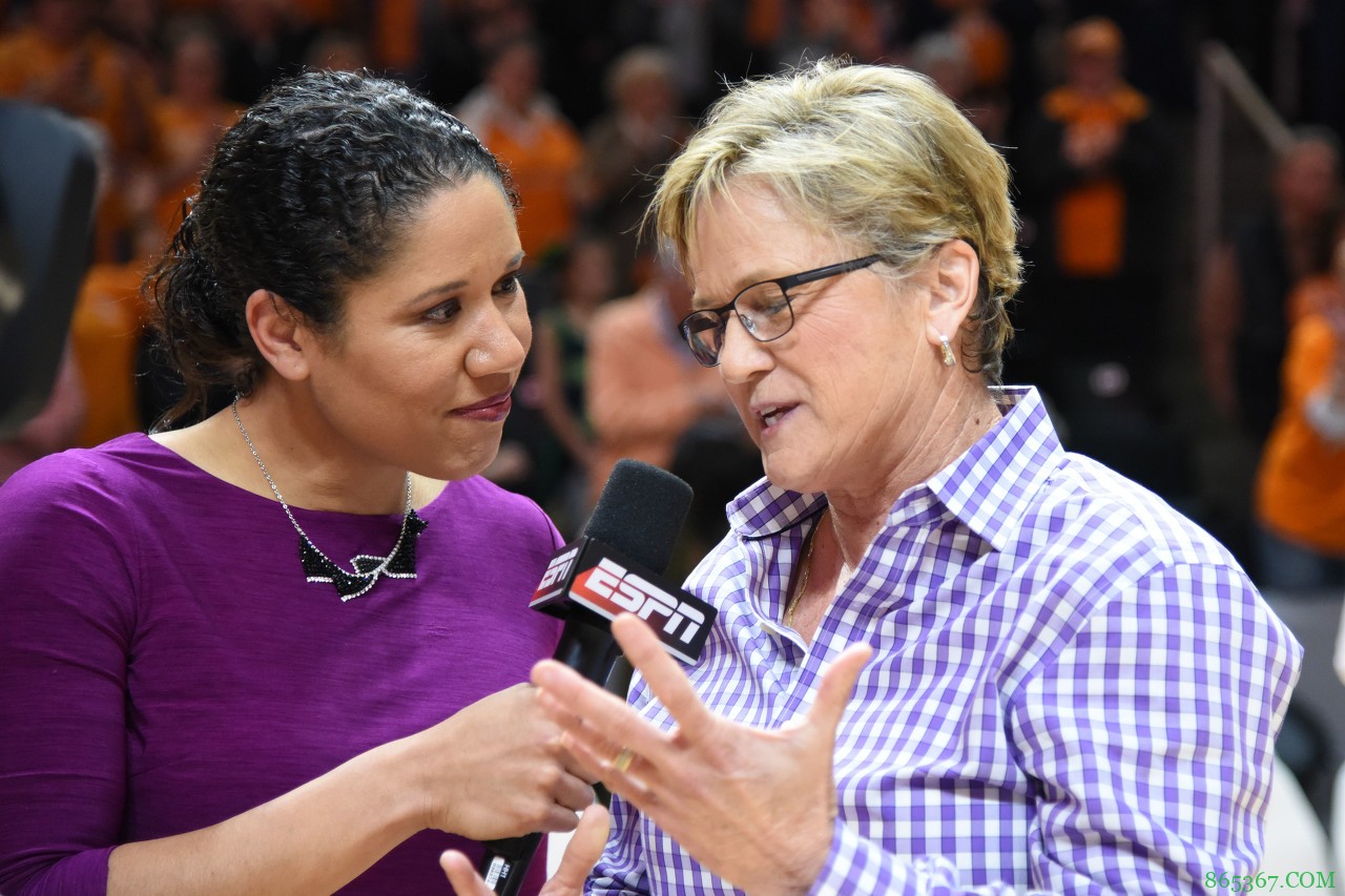 记者:前绿军女助教劳森、76人助教卡塞尔等人是绿军新帅候选人