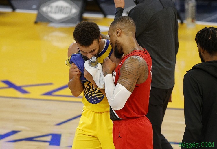 利拉德超神模式！库里发推：利拉德 这个名字就足够