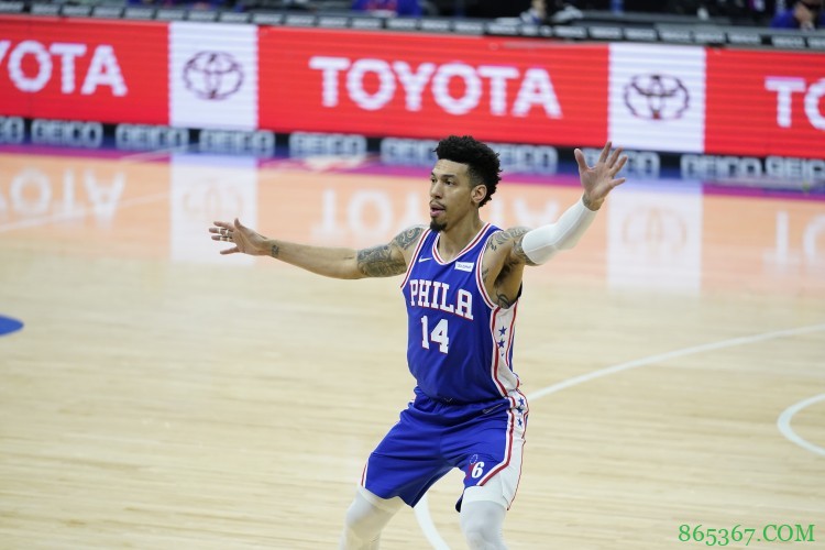 尼克-杨：D-格林的三分怎么了？他得找回信心啊！