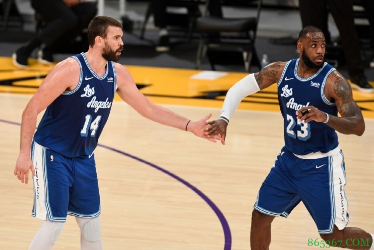 系列赛至今湖人三分：詹姆斯38中15&小加11中7 其他人113中27