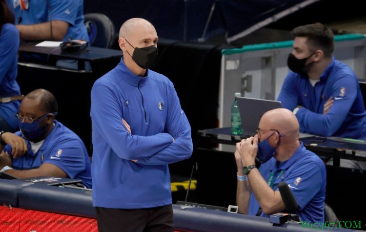 卡莱尔谈东契奇伤势:他看上去有些痛苦 他好像无法向左转