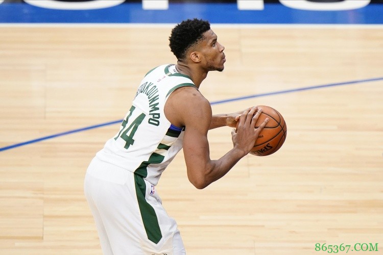 美记：NBA已通知篮网队停止用大屏为字母哥罚球计时