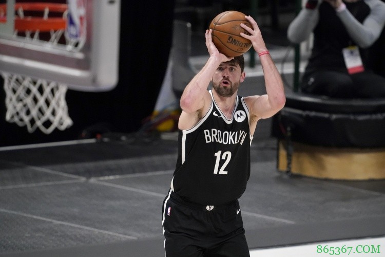 酬勤!乔-哈里斯赛前第一个来到训练场进行投篮练习