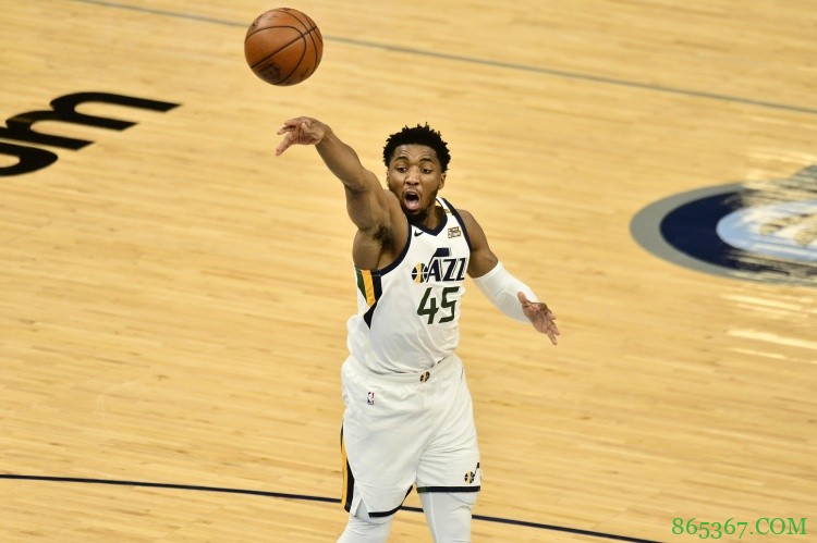 爵士成为NBA季后赛史上首支连续四场比赛至少命中17记三分的球队