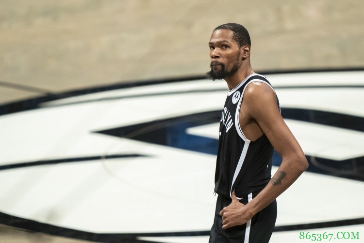 KD卡位时被裁判吹罚本场第四次犯规 摆手示意纳什不要换人