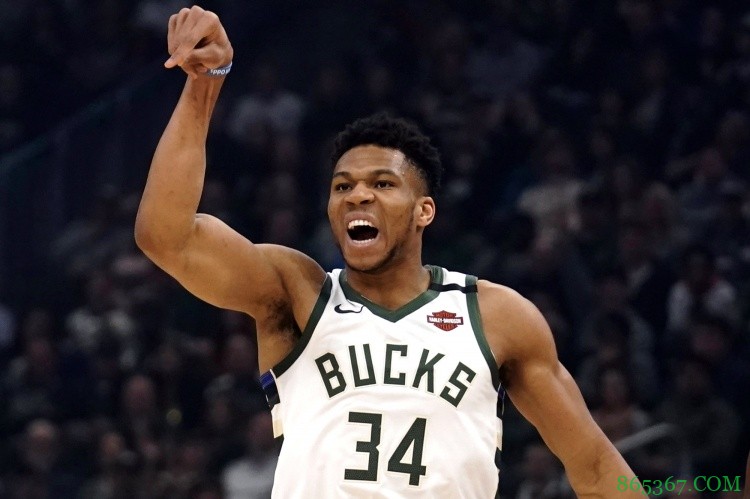 字母哥前50场季后赛场均得到至少20+10板+5助 比肩伯德