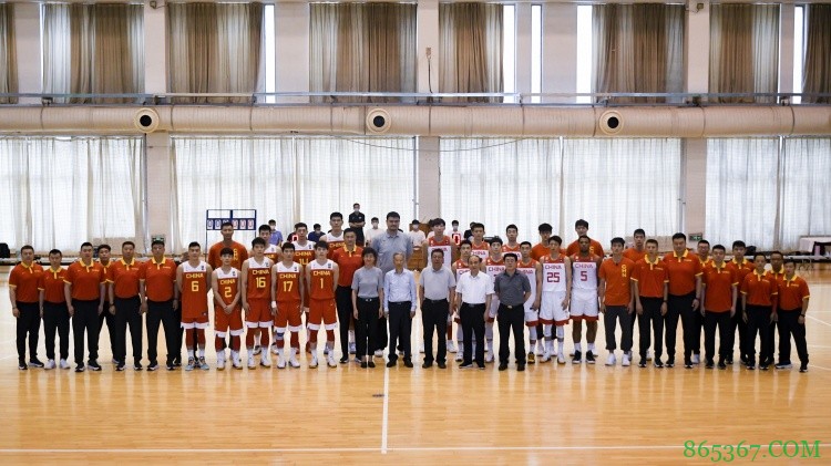 中国男篮集训队举行队内对抗赛 姚明现场督战与阿联交流