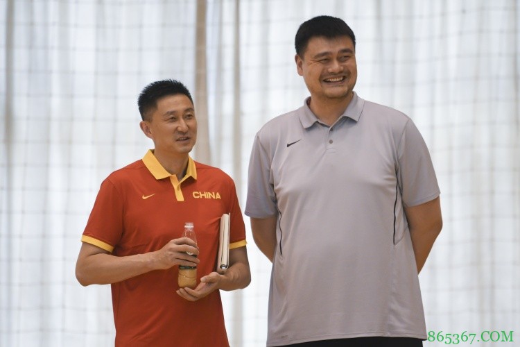 中国男篮集训队举行队内对抗赛 姚明现场督战与阿联交流