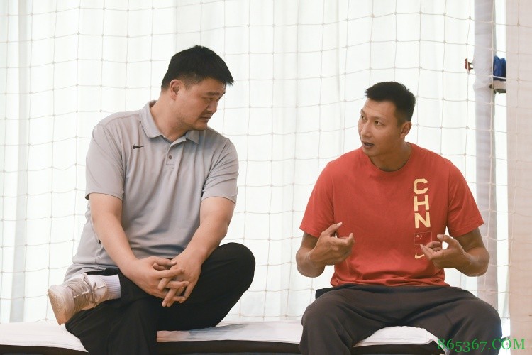 中国男篮集训队举行队内对抗赛 姚明现场督战与阿联交流