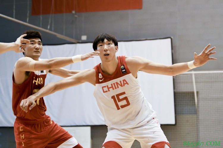 中国男篮集训队举行队内对抗赛 姚明现场督战与阿联交流