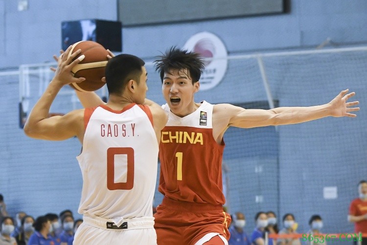 中国男篮集训队举行队内对抗赛 姚明现场督战与阿联交流