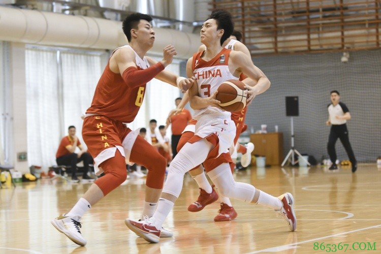 中国男篮集训队举行队内对抗赛 姚明现场督战与阿联交流