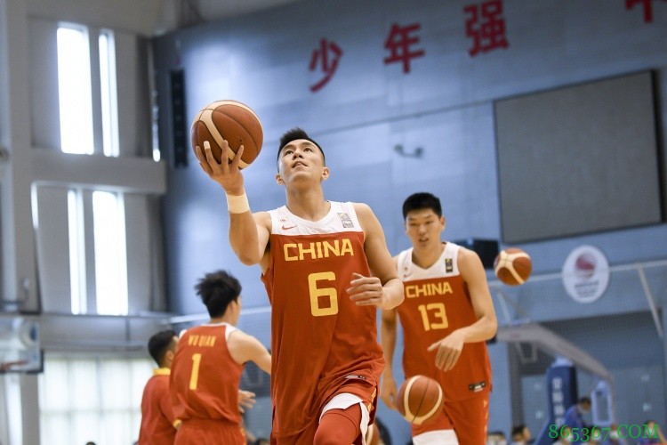 中国男篮集训队举行队内对抗赛 姚明现场督战与阿联交流