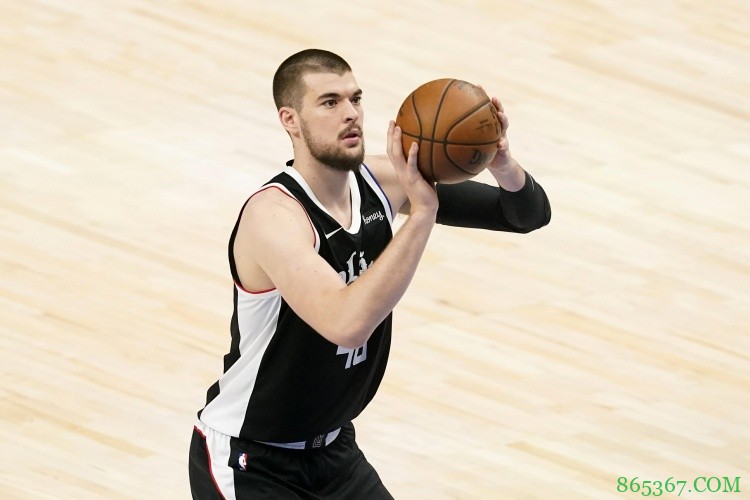 卢:祖巴茨今晚打得很好 本轮比赛他将扮演更重要的角色