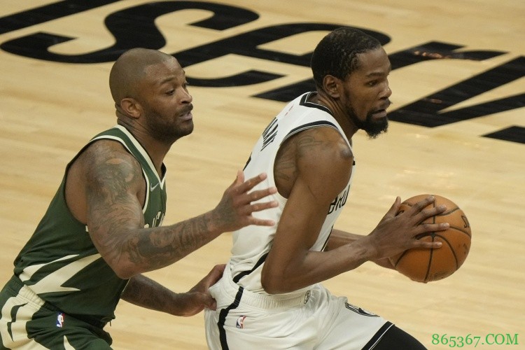 本场塔克防守KD时 杜兰特12投仅3中得到9分