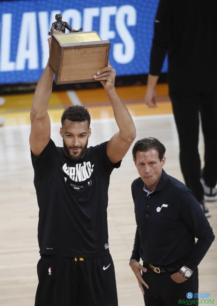 DPOY!今日比赛戈贝尔在场时爵士防守效率为97.3 下场时为169.6