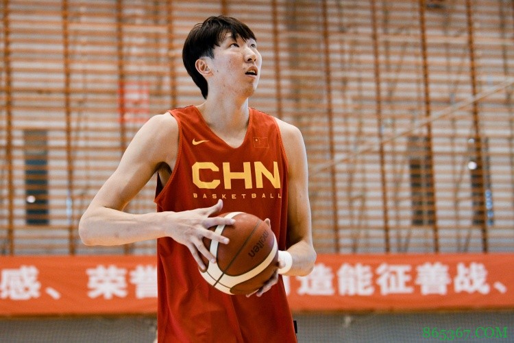 国内媒体人：周琦的眼部伤病已无大碍 将乘今晚航班与男篮会合