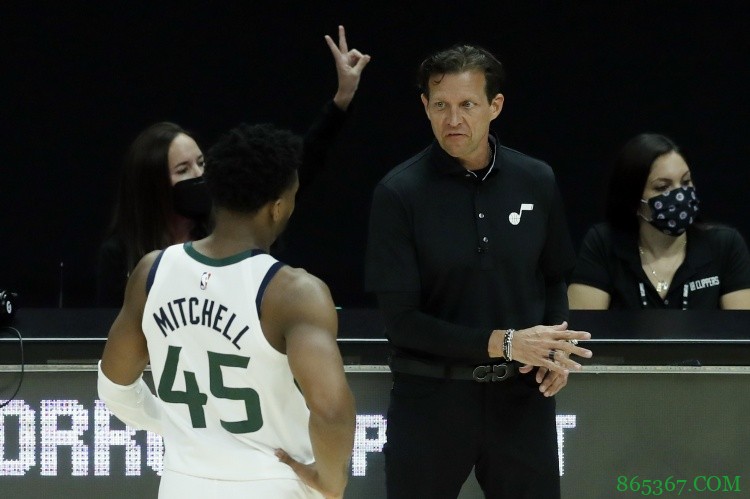 斯奈德：下半场没有达到预期水平 会继续对米切尔伤势进行评估