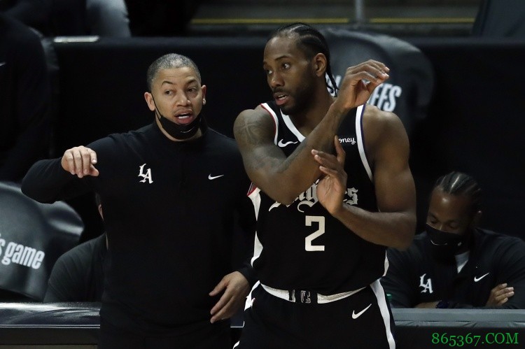 随队记者：快船相信小卡是右膝前十字韧带扭伤