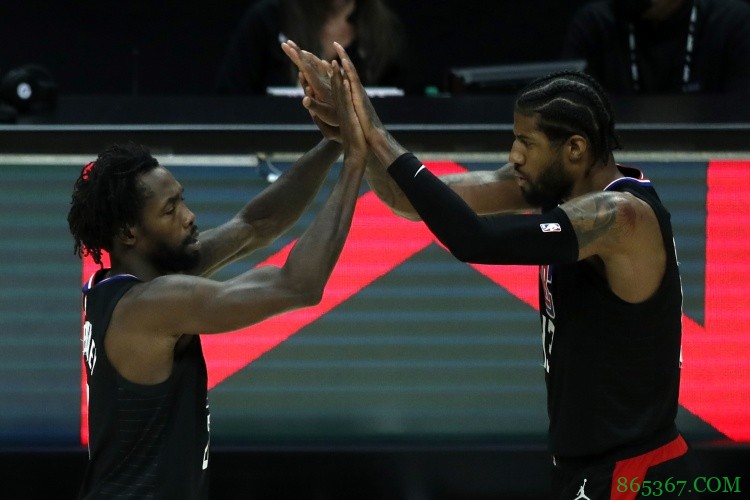 快船近3场比赛当戈贝尔在场时进攻效率为121.7 反之为140.2