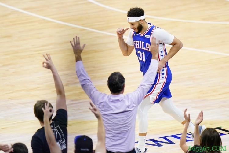 什么是神射手?赛斯-库里系列赛场均21.8分 三分命中率59.6%