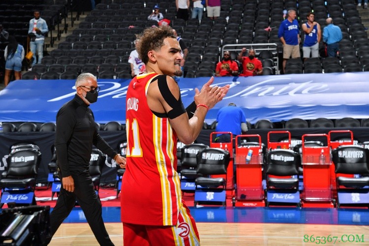 特雷-杨生涯前10场季后赛场均25+10助攻 历史第三人