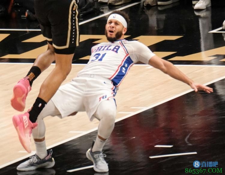 真正的库里!赛斯-库里14中8射落24分 主导比赛走势!