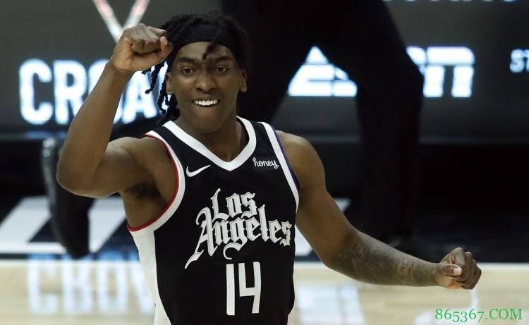 曼恩：对布克保罗的防守更有侵略性了 不在乎打首发还是替补