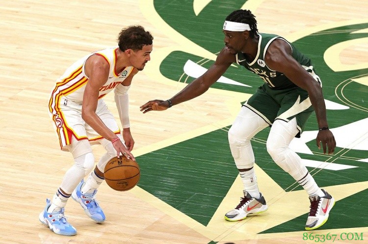 霍勒迪：我知道杨有时会往你身上跳 我今天打得更聪明了