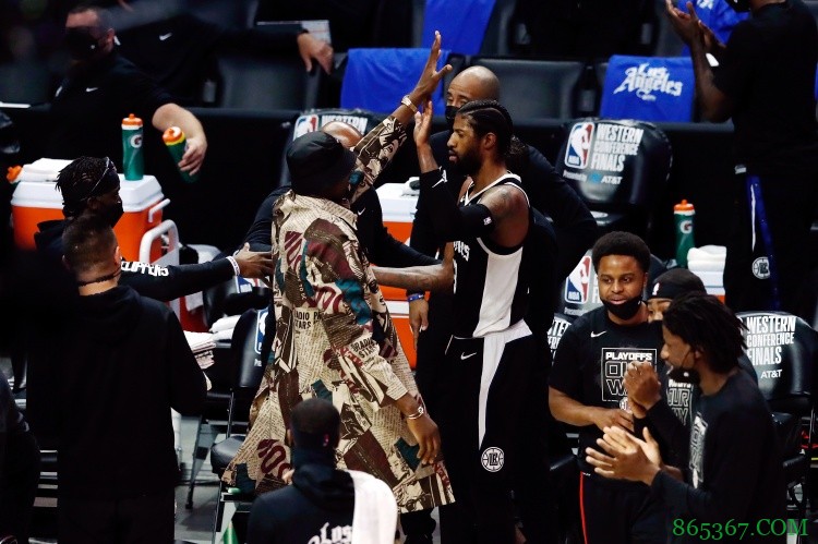 乔治：球队好几个球员都能扮演领袖角色 考辛斯是更衣室领袖