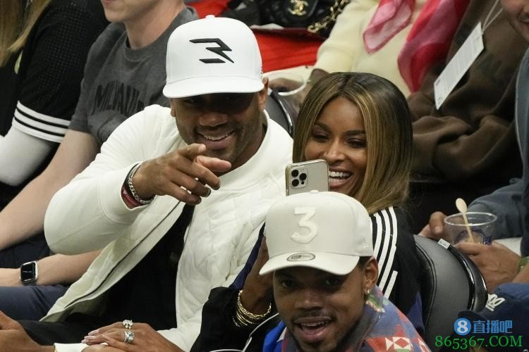大牌观众！海鹰四分卫威尔逊携妻子观战雄鹿VS老鹰G2