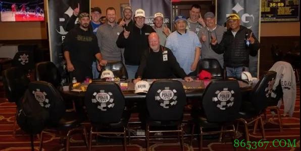 在一场现场比赛中,最后的11名玩家竟然平分了奖金