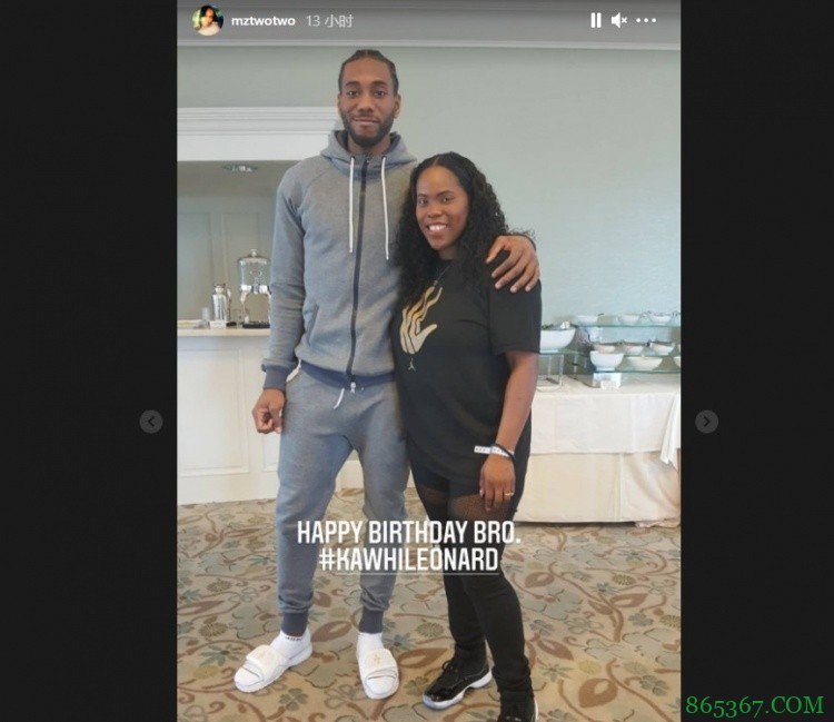 小卡姐姐晒合影：祝福我弟生日快乐 继续去追逐更好的自己吧