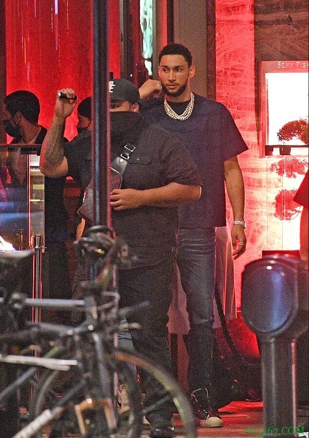 每日邮报：本-西蒙斯近日曾现身伦敦 和26岁美女主持约会