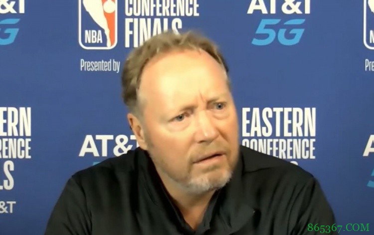 布登:字母哥赛后在更衣室和大家呆在一起 并且发表了讲话