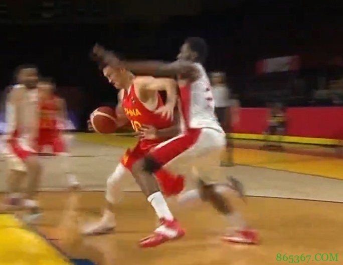 强硬！周鹏底线虚晃突破维金斯制造2+0