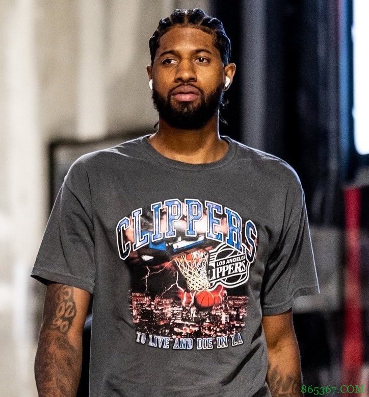 乔治赛前身着“在洛杉矶活着并死去”T恤入场