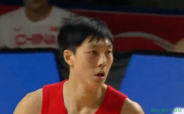 极限!胡明轩撤步三分压哨 前三节已经砍下20分