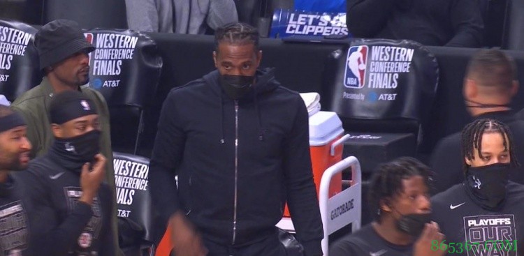 他来了！小卡和伊巴卡今日场边支持队友