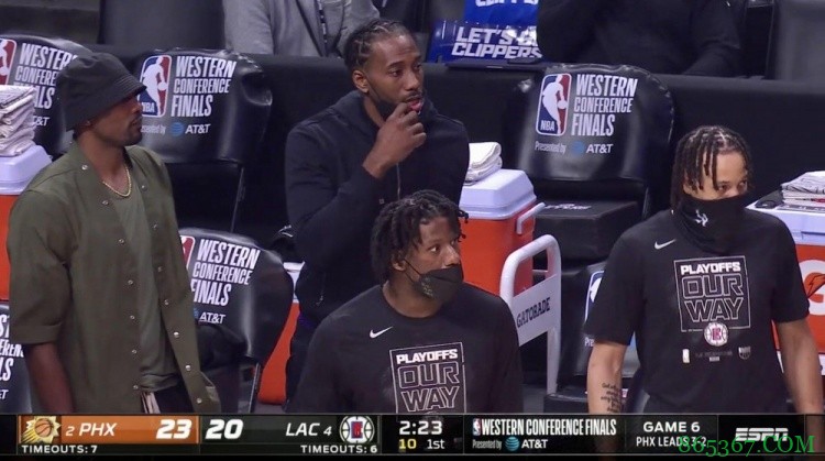 他来了！小卡和伊巴卡今日场边支持队友