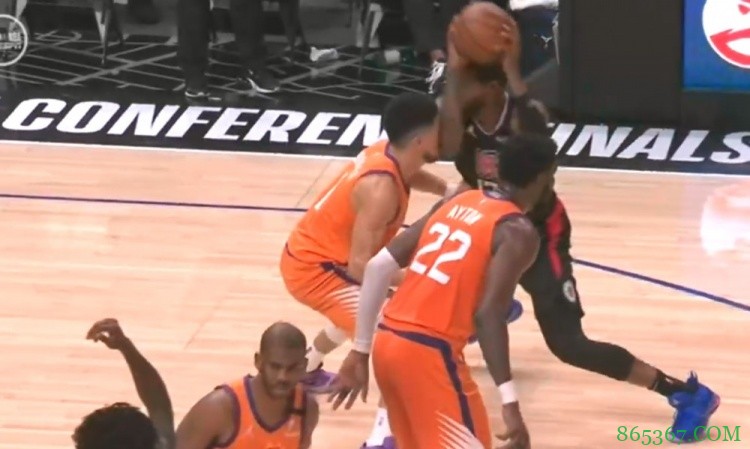 又是鼻子！乔治下球肘部打到布克面部被吹进攻犯规