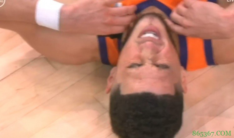 又是鼻子！乔治下球肘部打到布克面部被吹进攻犯规