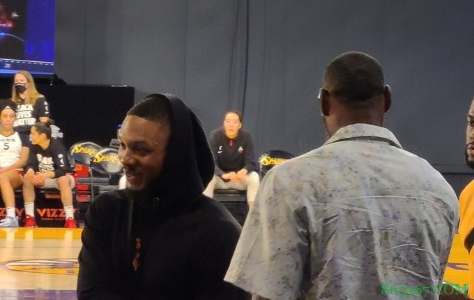 憋大事儿?利拉德和詹姆斯现身同一球馆观看WNBA比赛