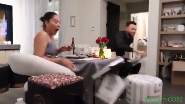 ?库妹分享怀孕喜讯：库里直接飞上沙发 库嫂对瓶吹红酒