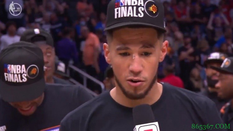 布克：今天的目标就是赢下系列赛 会看对手是谁再做针对性准备