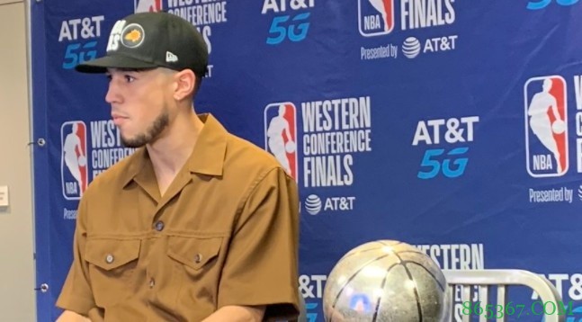 名记：布克接受采访时鼻子仍在流血 将再做一次鼻部扫描