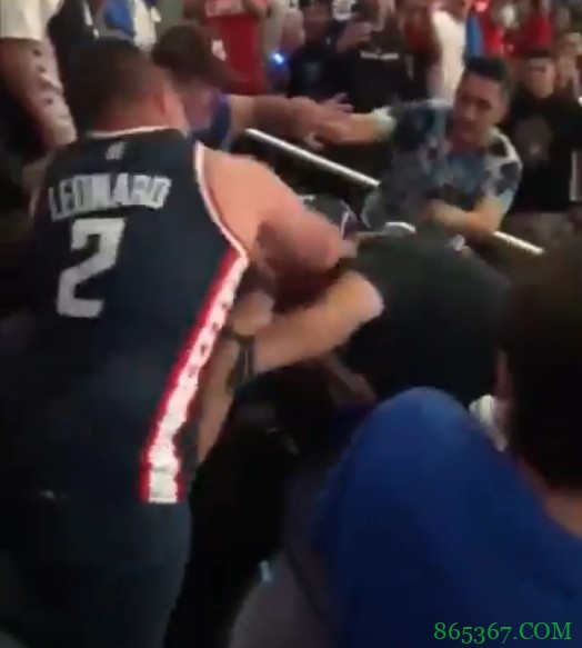 ?保留节目？三名快船球迷围殴一名光头球迷 现场十分混乱