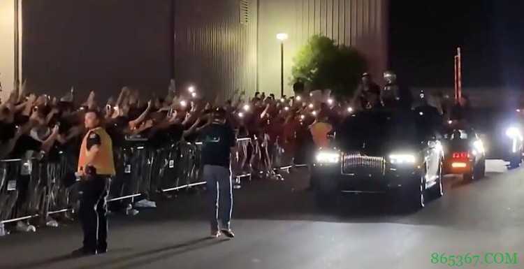 城市英雄！太阳球迷夹道迎接球队归来